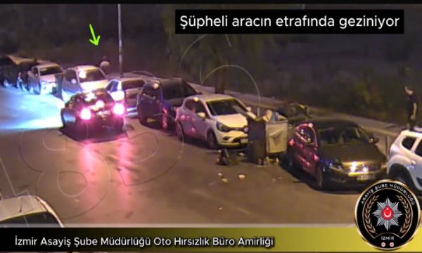 Çay kaşığıyla otomobil hırsızlığı kamerada!